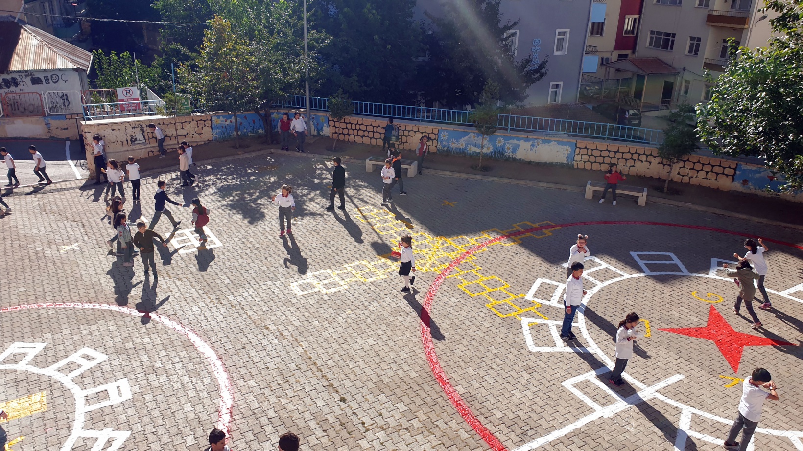 Gümüşhane’de okul bahçeleri rengarenk oyun alanlarına dönüşüyor 13