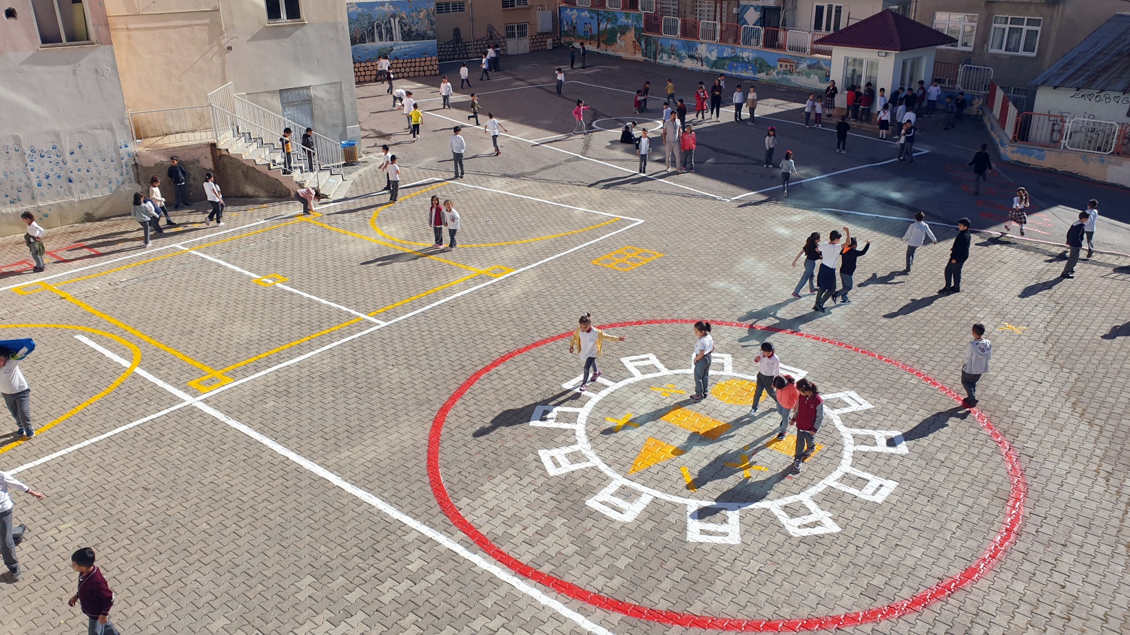 Gümüşhane’de okul bahçeleri rengarenk oyun alanlarına dönüşüyor 7