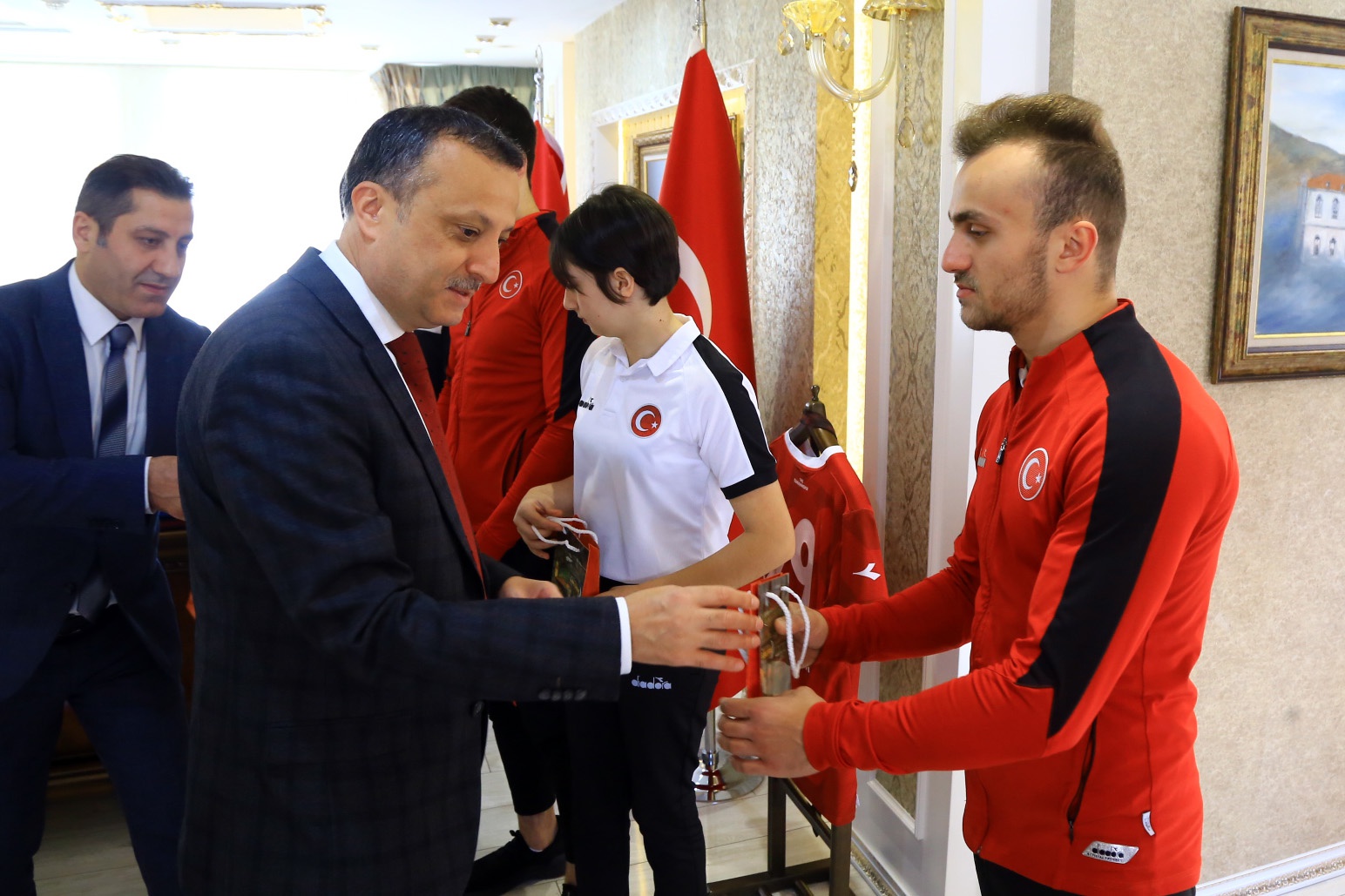 Vali Taşbilek dünya şampiyonlarını altınla ödüllendirdi 5