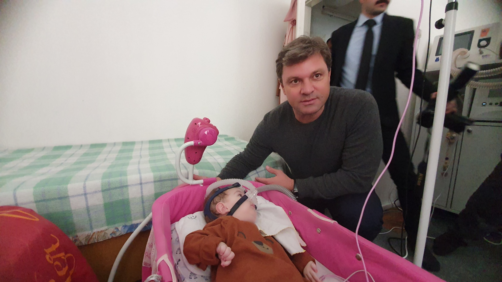 Ertuğrul Sağlam SMA hastası Yunus Emre’yi evinde ziyaret etti 1