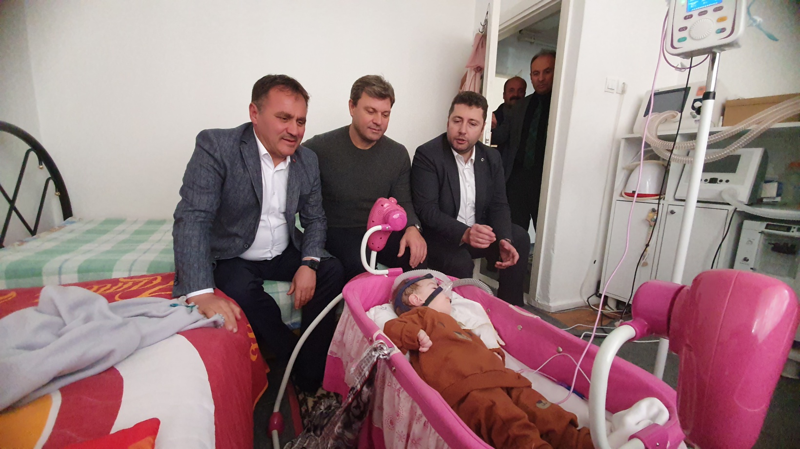 Ertuğrul Sağlam SMA hastası Yunus Emre’yi evinde ziyaret etti 4