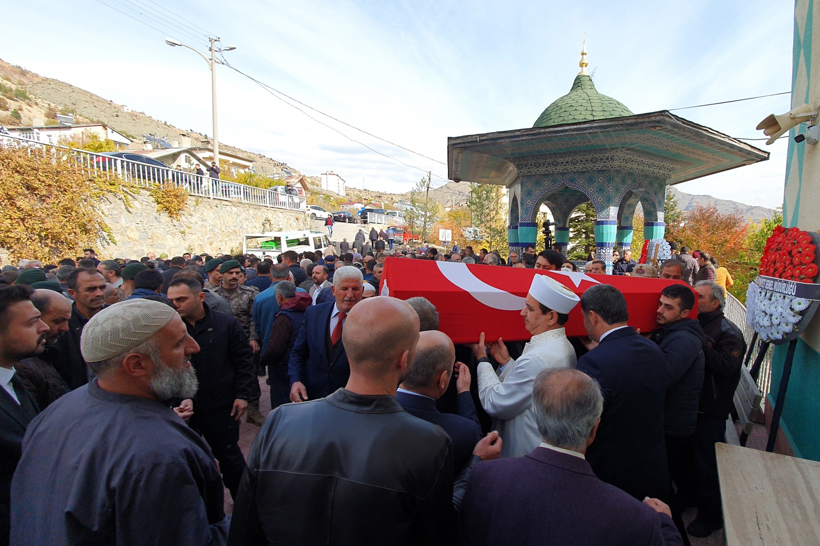 Genç yaşta kalp krizi geçiren polis memuru son yolculuğuna uğurlandı 14