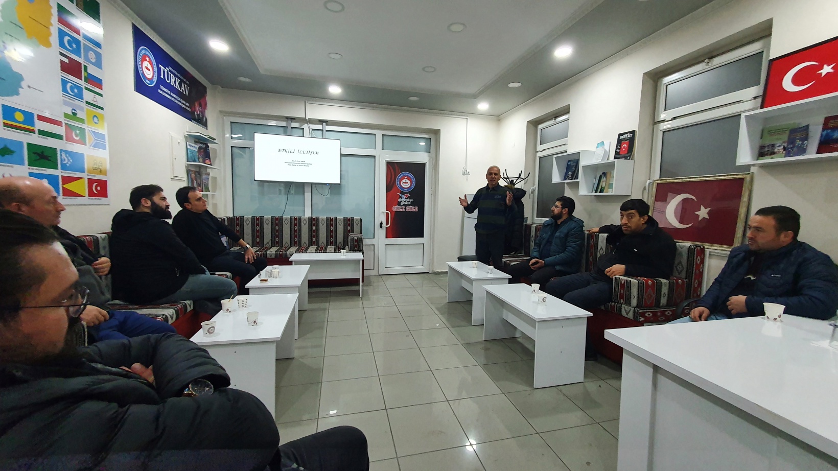 Diker: İnsanlık binlerce yıl sonra yeniden emojiye geçti 4