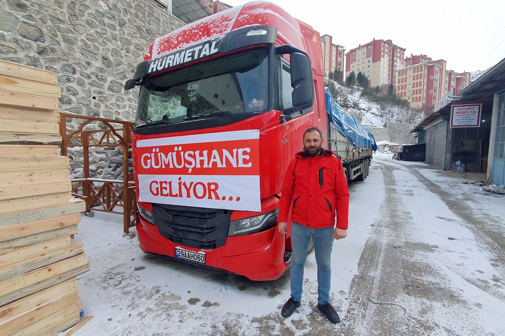 Hayırseverlerin yaptığı ahşap konteyner evler deprem bölgesine doğru yola çıktı 1