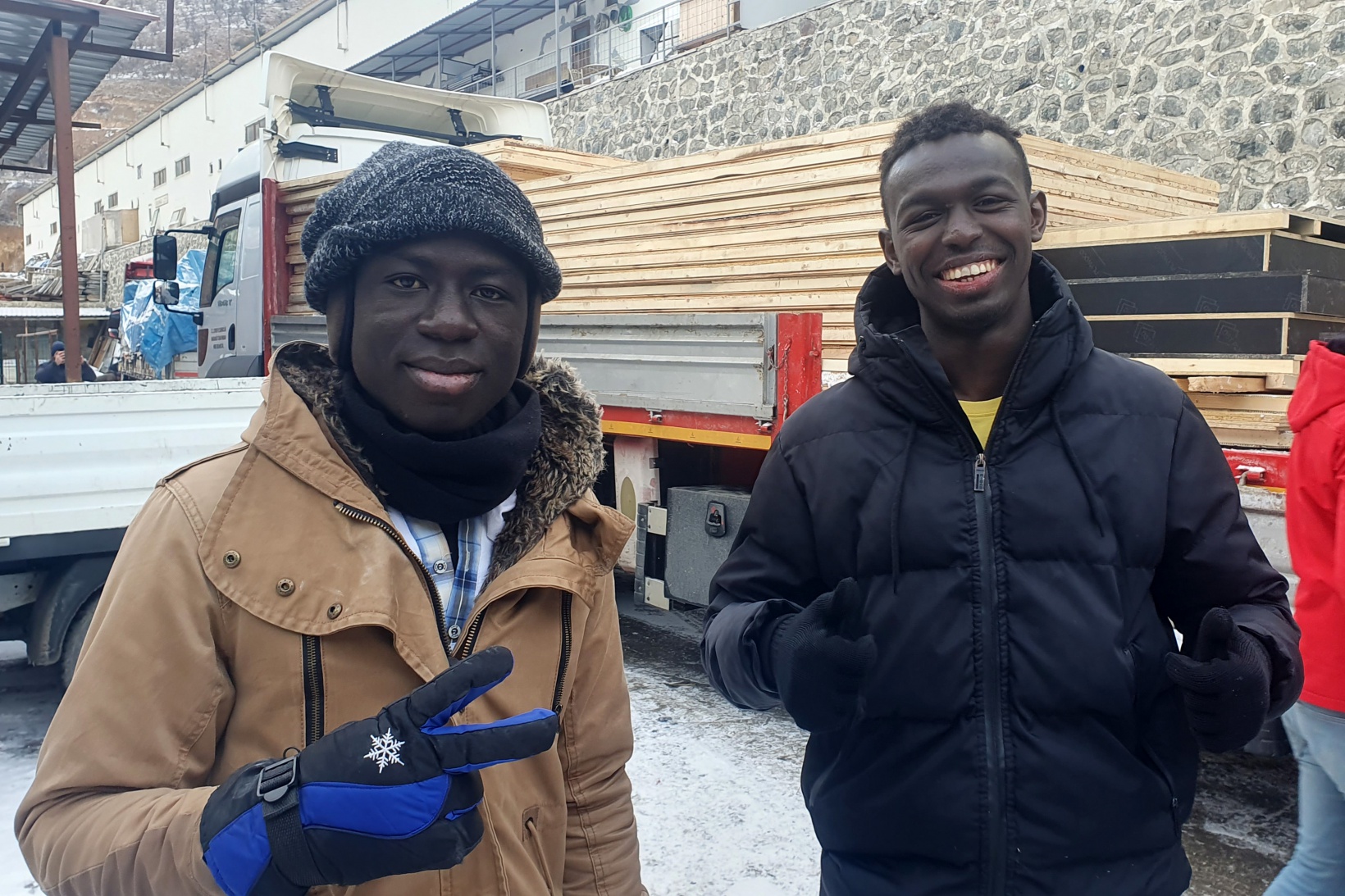 Hayırseverlerin yaptığı ahşap konteyner evler deprem bölgesine doğru yola çıktı 7
