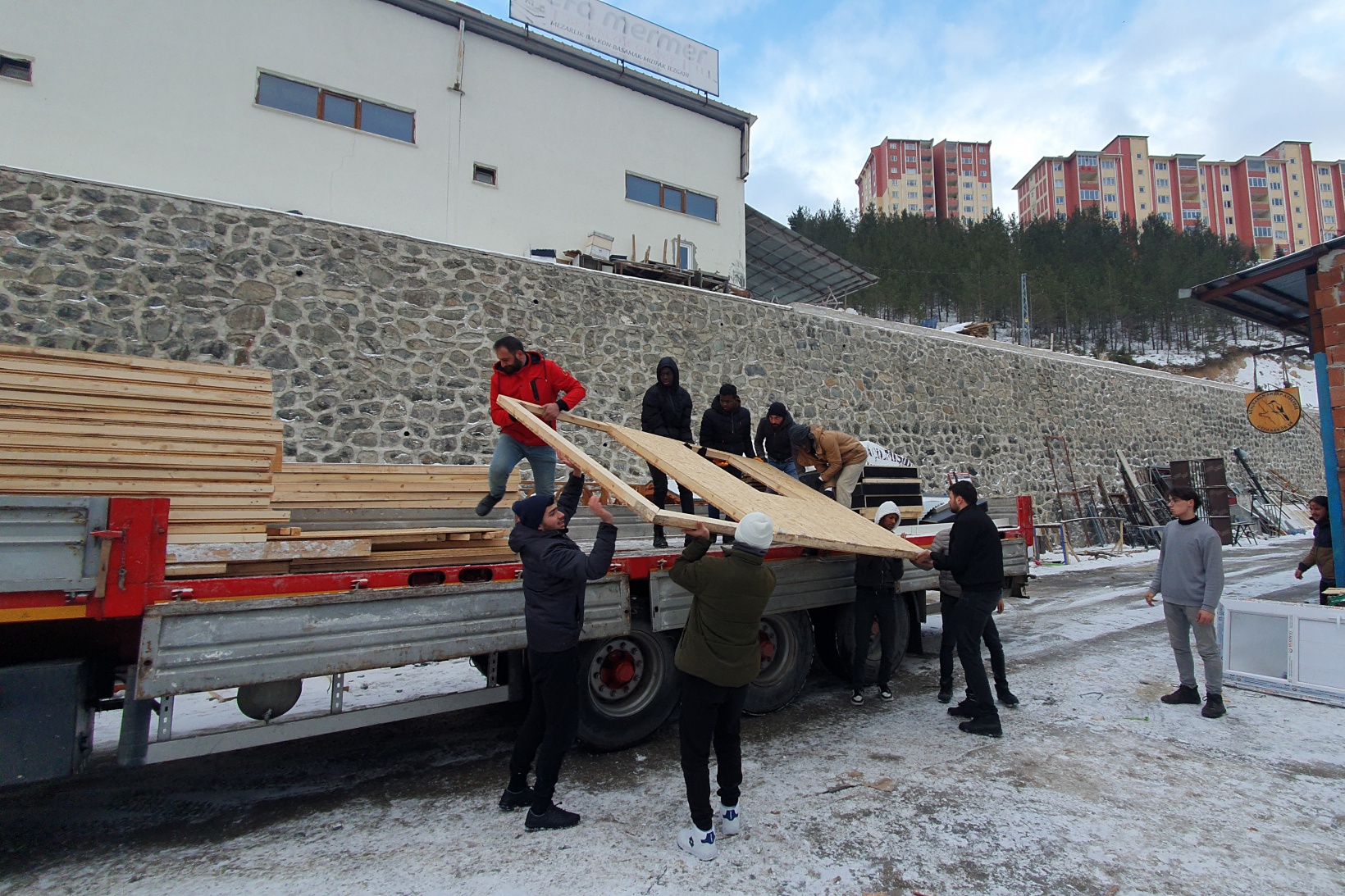 Hayırseverlerin yaptığı ahşap konteyner evler deprem bölgesine doğru yola çıktı 2