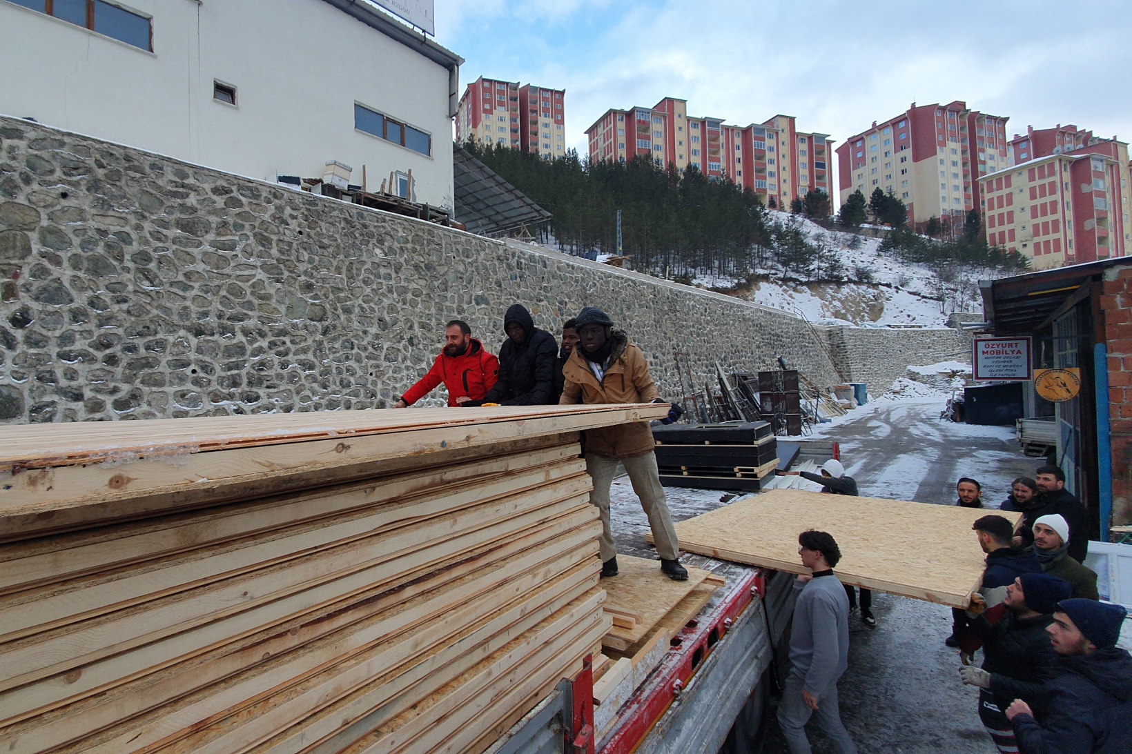 Hayırseverlerin yaptığı ahşap konteyner evler deprem bölgesine doğru yola çıktı 10