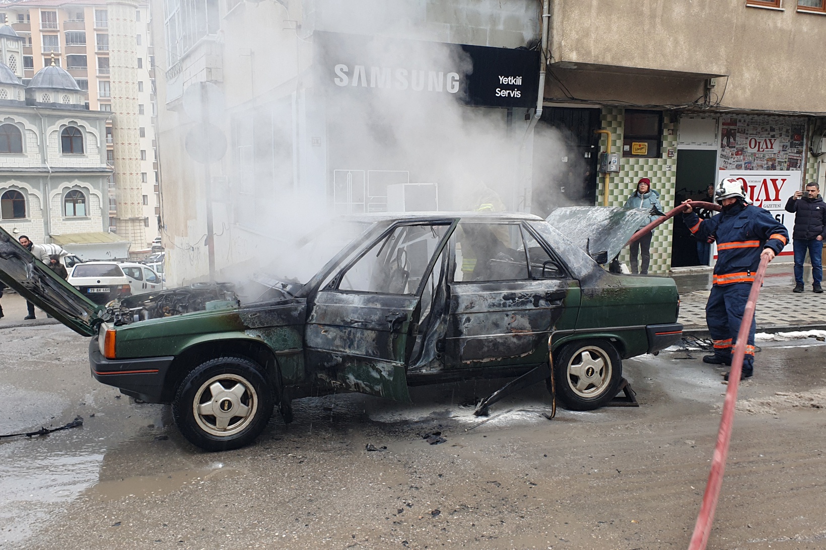 Gümüşhane’de park halindeki LPG’li otomobil yandı 8