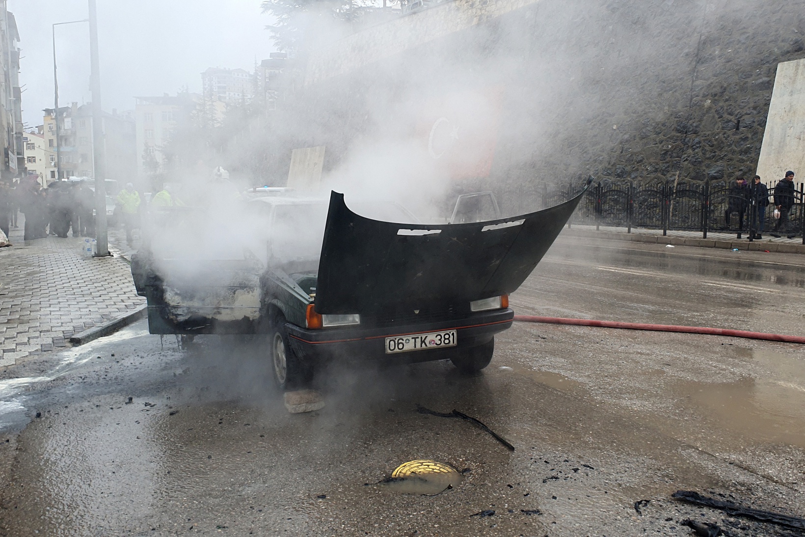 Gümüşhane’de park halindeki LPG’li otomobil yandı 3