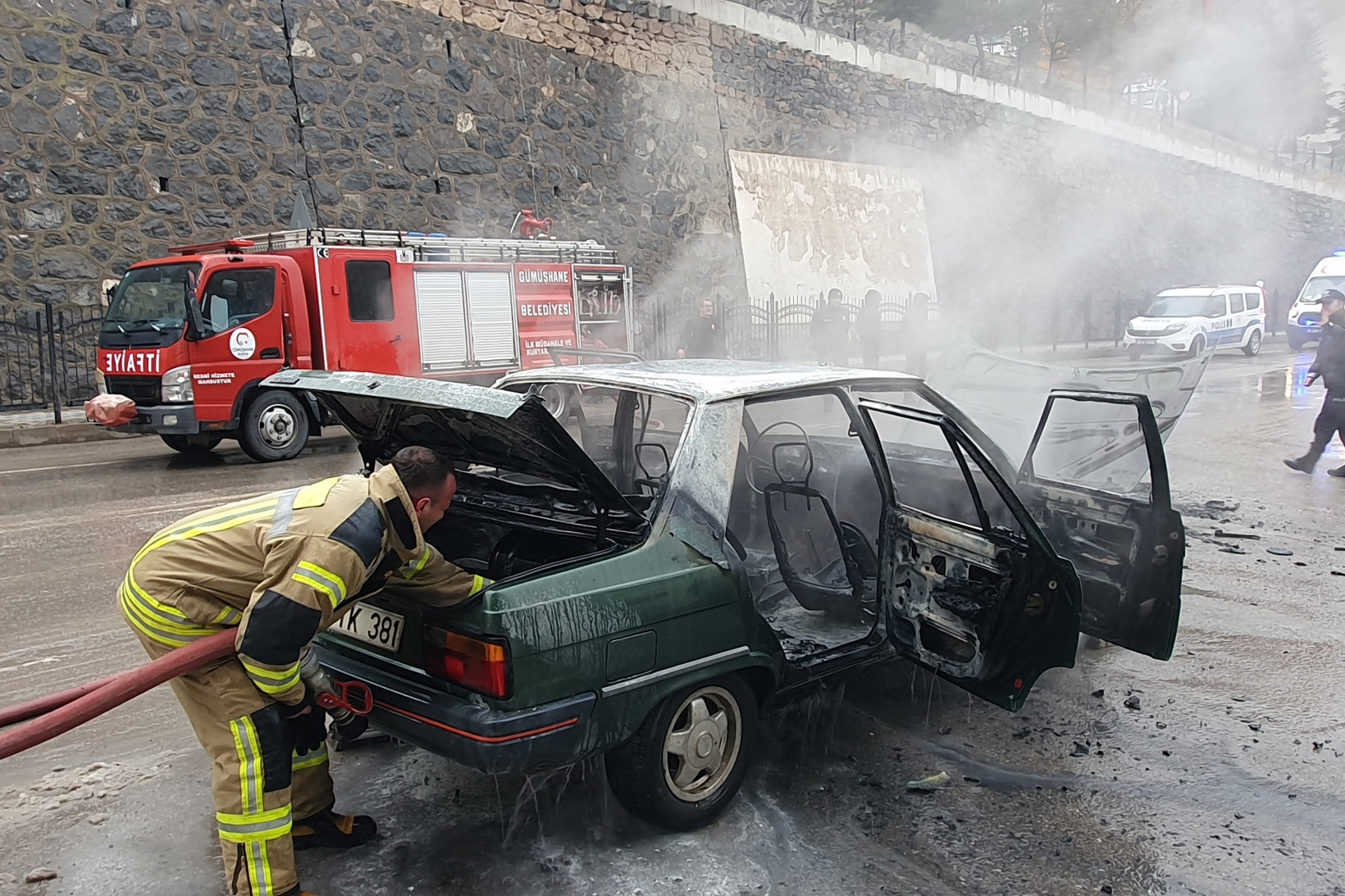Gümüşhane’de park halindeki LPG’li otomobil yandı 2