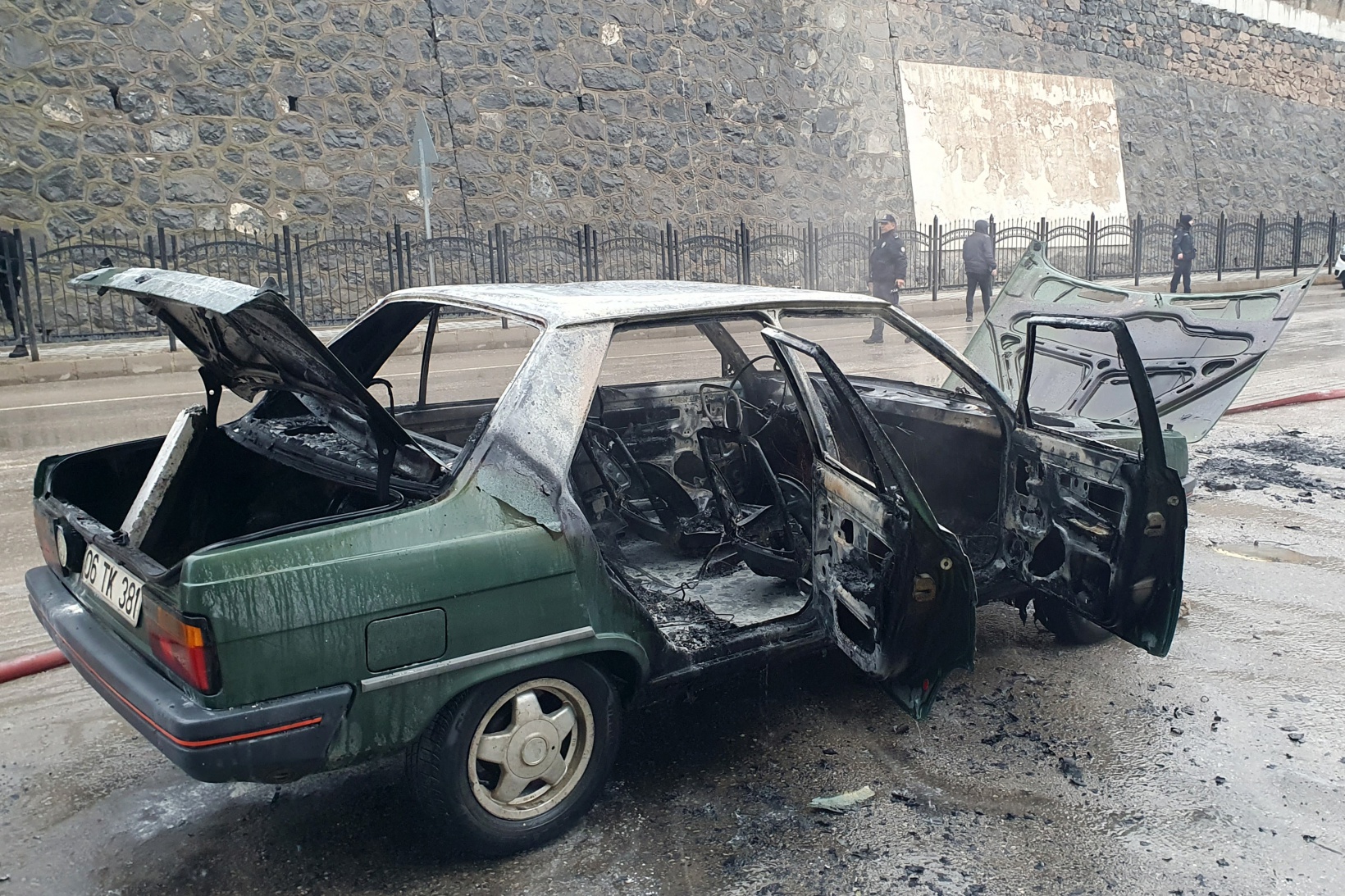 Gümüşhane’de park halindeki LPG’li otomobil yandı 5