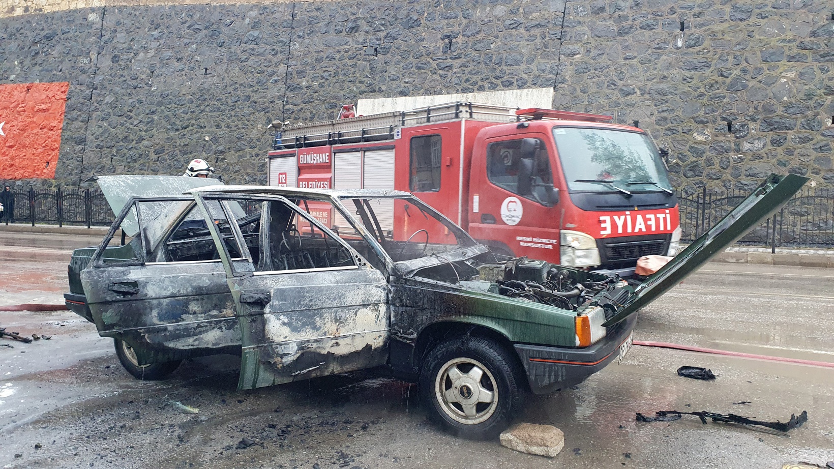 Gümüşhane’de park halindeki LPG’li otomobil yandı 11