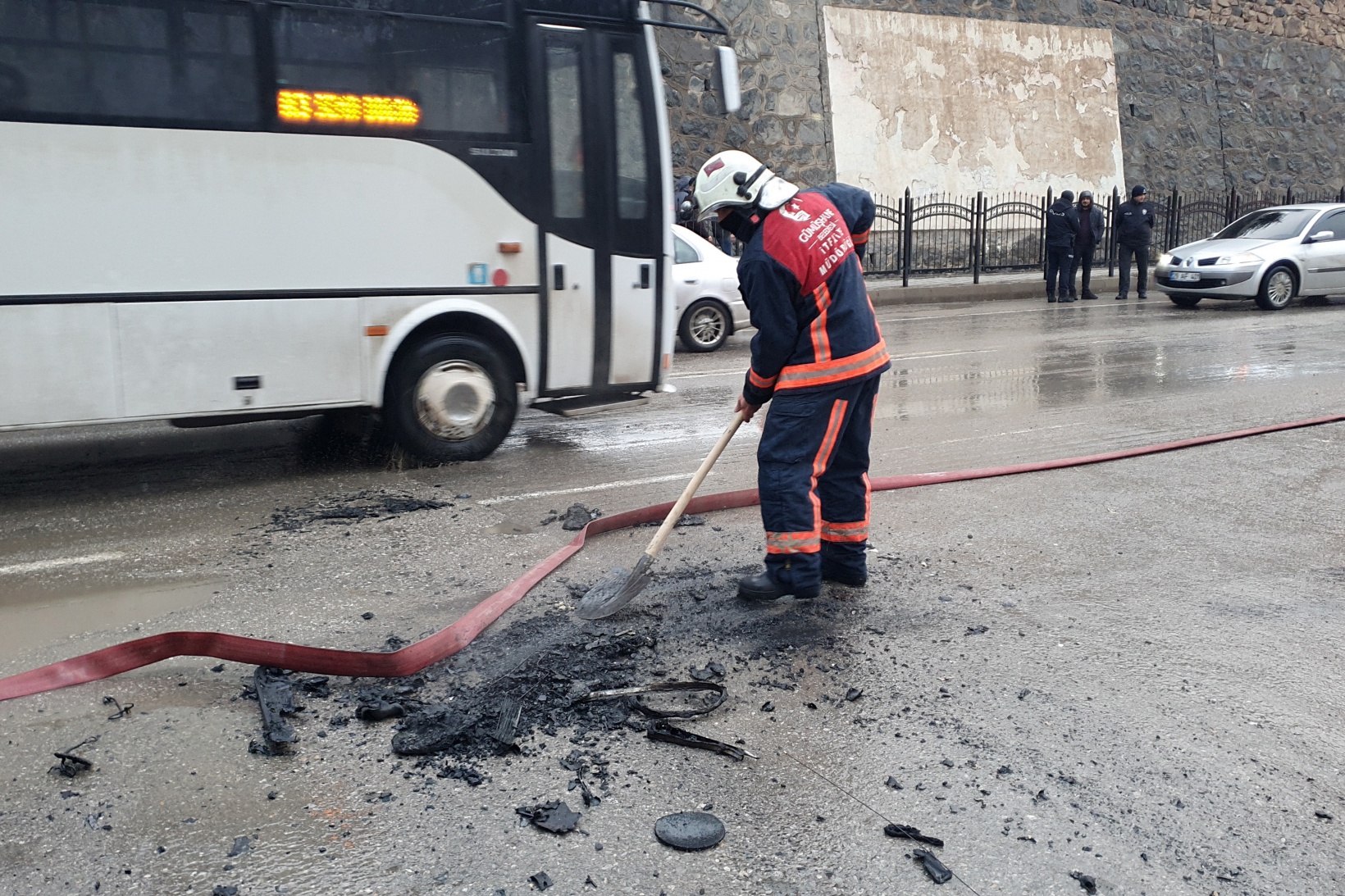 Gümüşhane’de park halindeki LPG’li otomobil yandı 4
