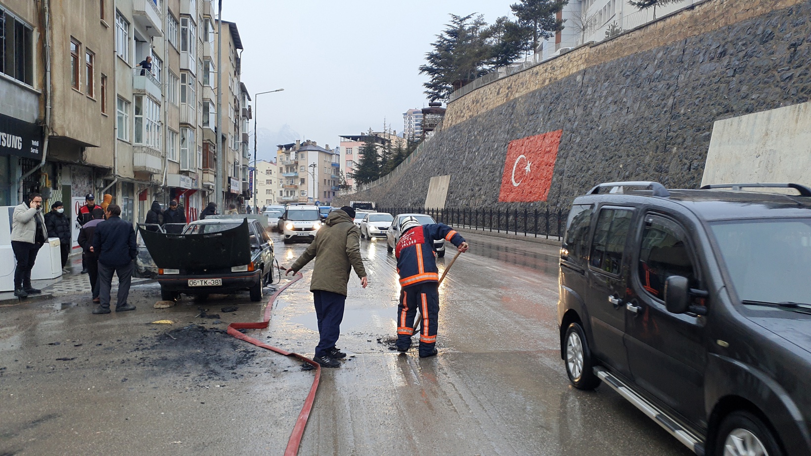 Gümüşhane’de park halindeki LPG’li otomobil yandı 12