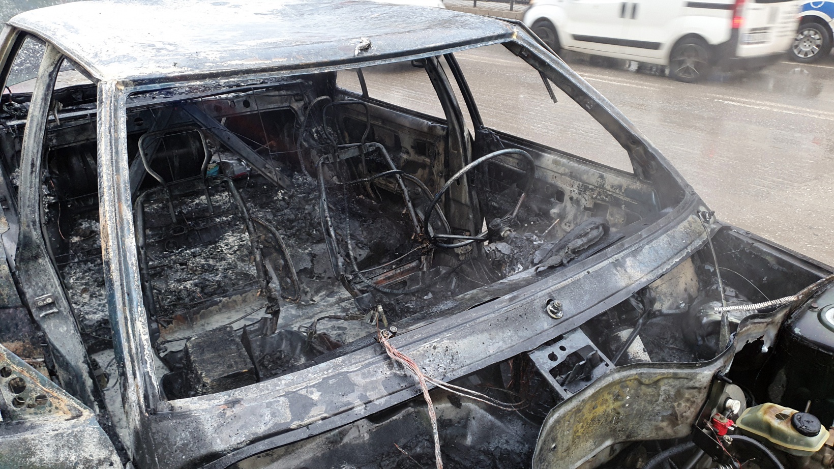 Gümüşhane’de park halindeki LPG’li otomobil yandı 15