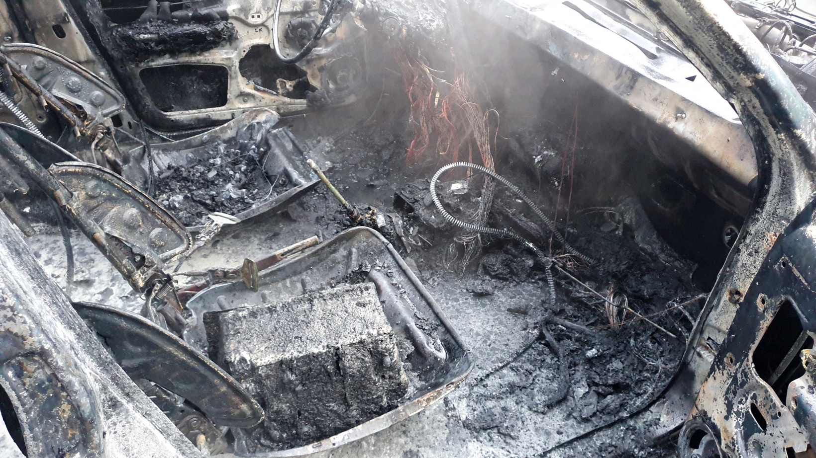 Gümüşhane’de park halindeki LPG’li otomobil yandı 14