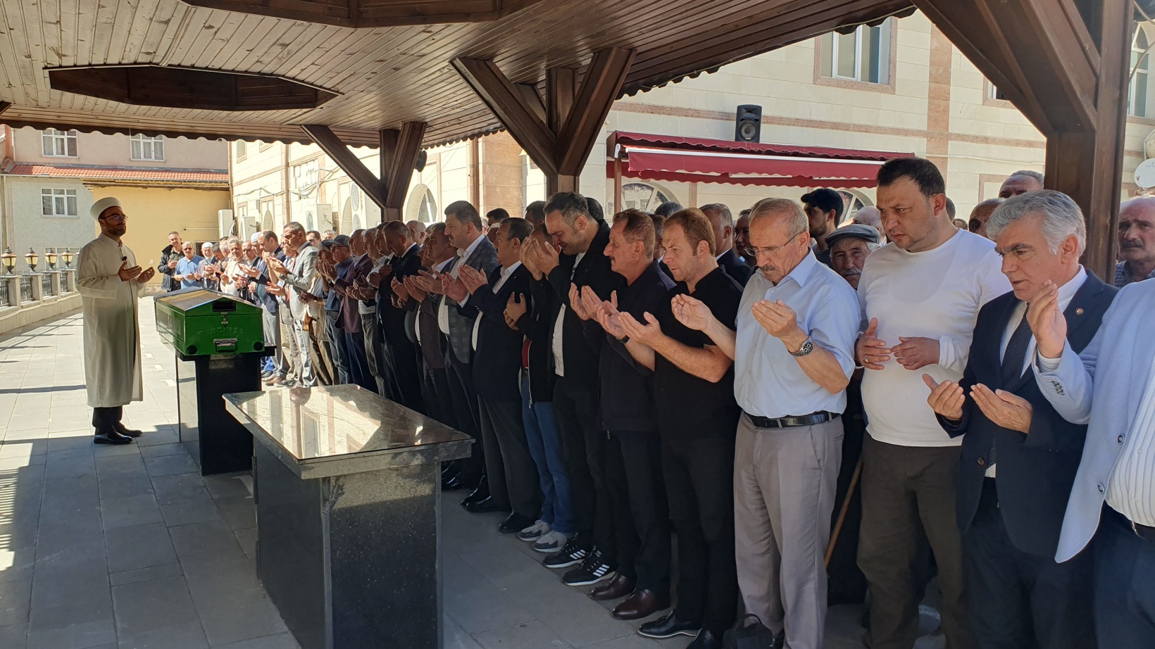 Akdoğan son yolculuğuna uğurlandı 1