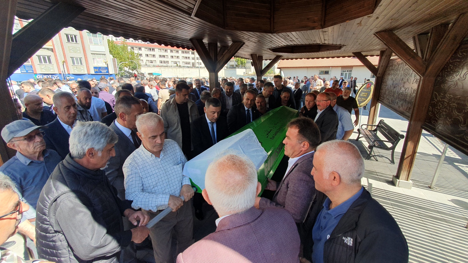 Akdoğan son yolculuğuna uğurlandı 3