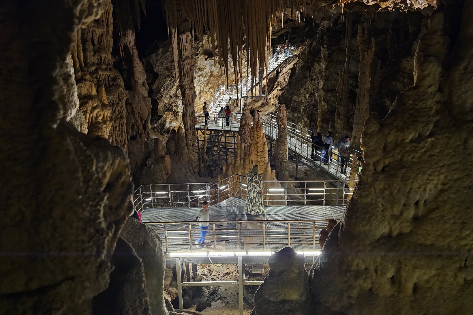 Afrika sıcaklarından kaçan soluğu Karaca Mağarasında alıyor 8
