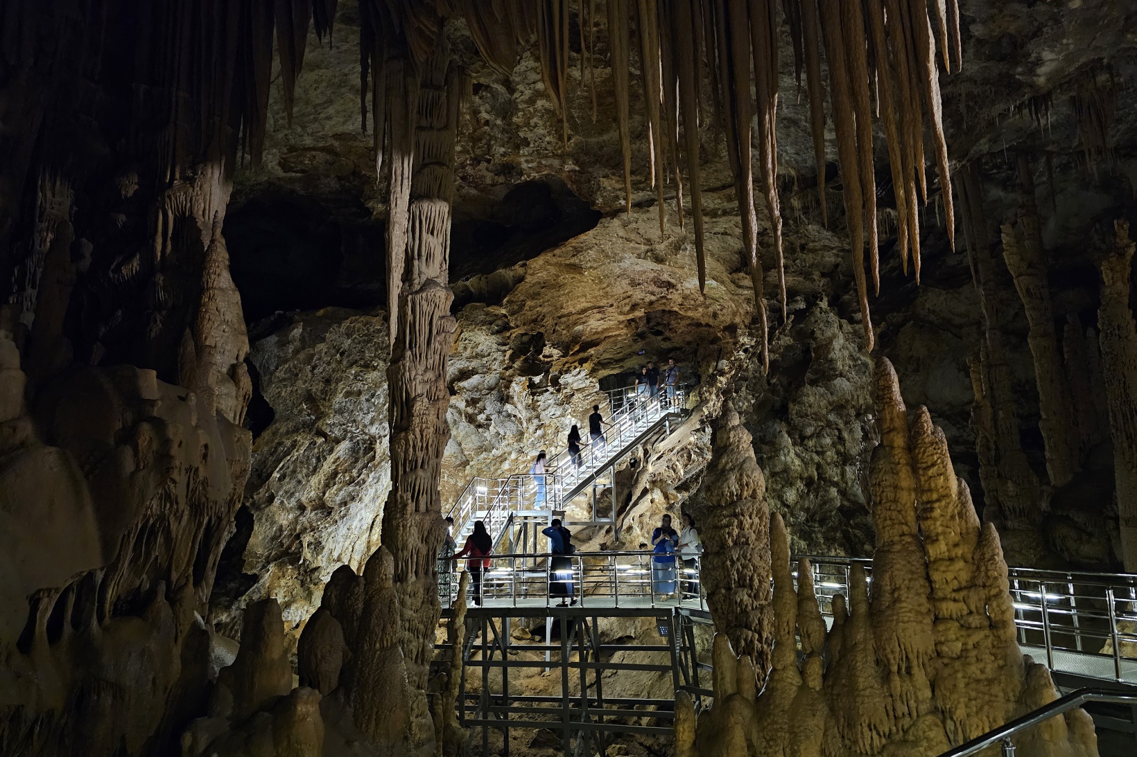 Afrika sıcaklarından kaçan soluğu Karaca Mağarasında alıyor 14