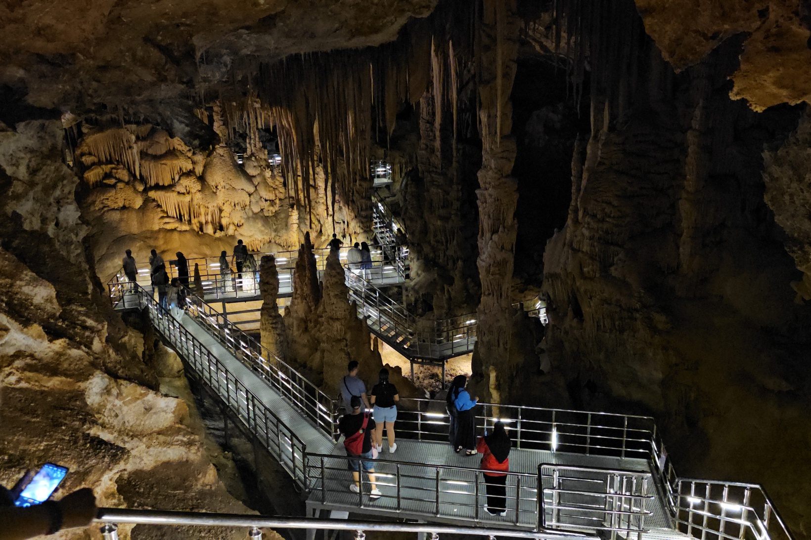 Afrika sıcaklarından kaçan soluğu Karaca Mağarasında alıyor 4