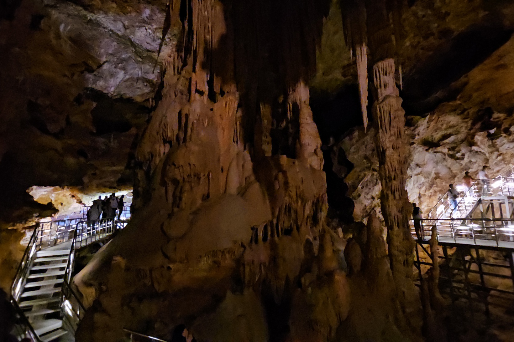 Afrika sıcaklarından kaçan soluğu Karaca Mağarasında alıyor 9