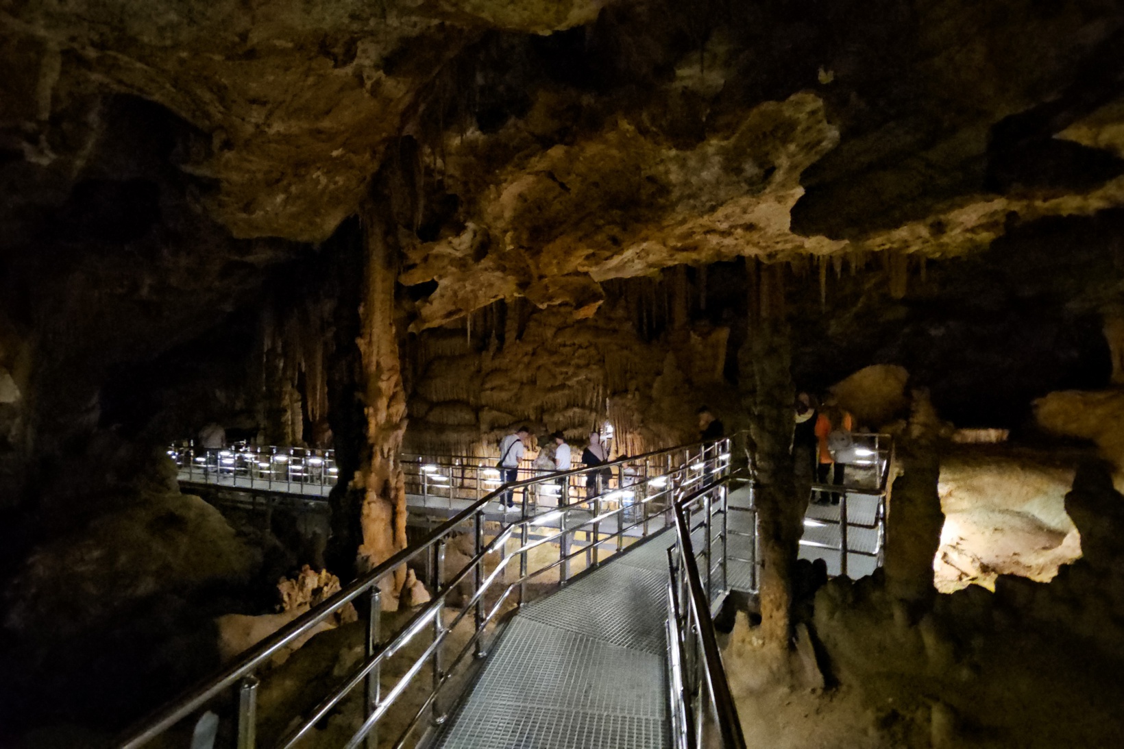 Afrika sıcaklarından kaçan soluğu Karaca Mağarasında alıyor 12