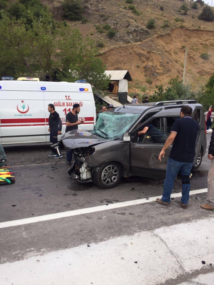 Gümüşhane’de trafik kazası: 1 ölü, 4 yaralı 8