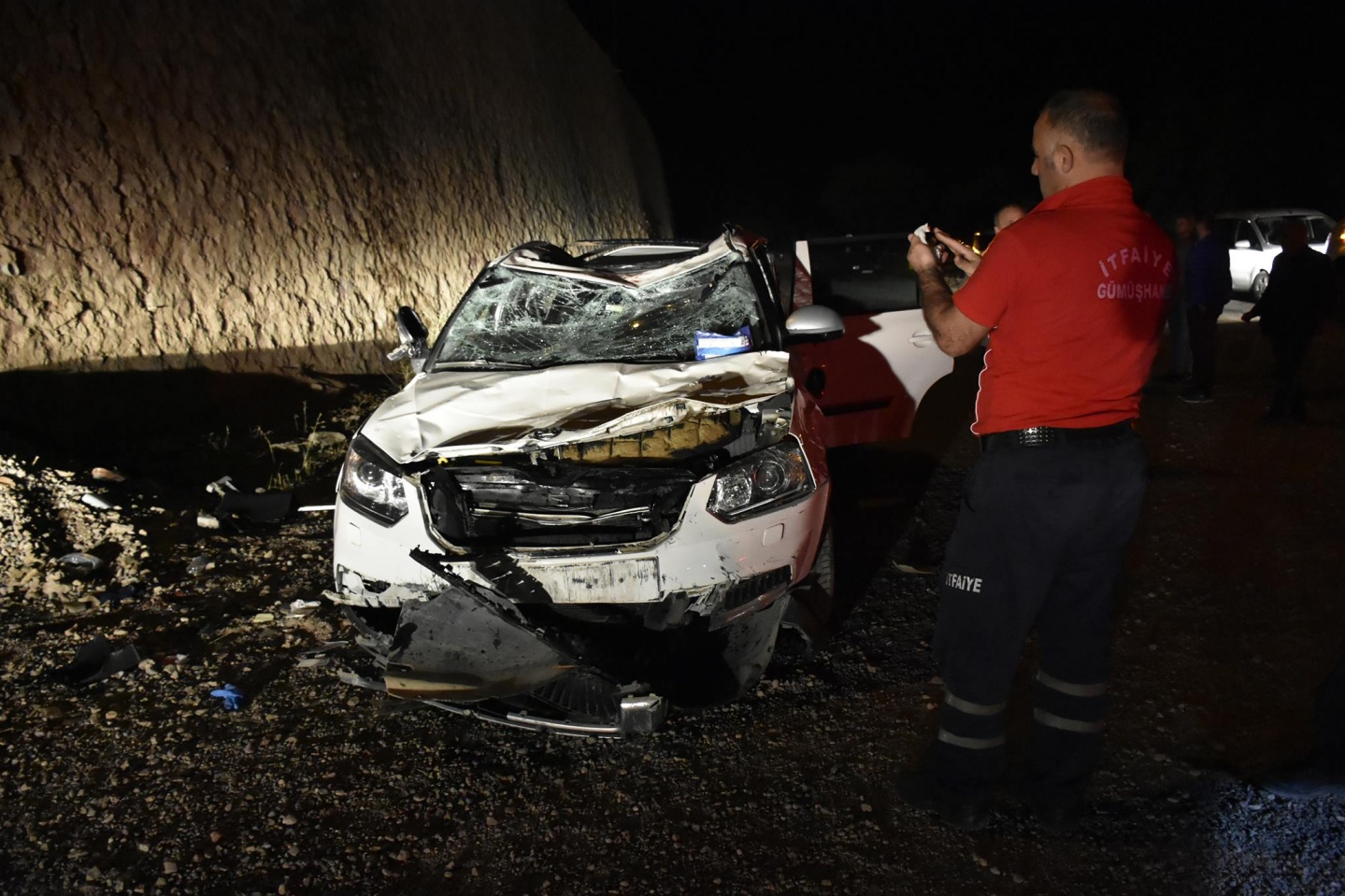 Gümüşhane’de otomobil duvardan düştü: 1 ölü 1