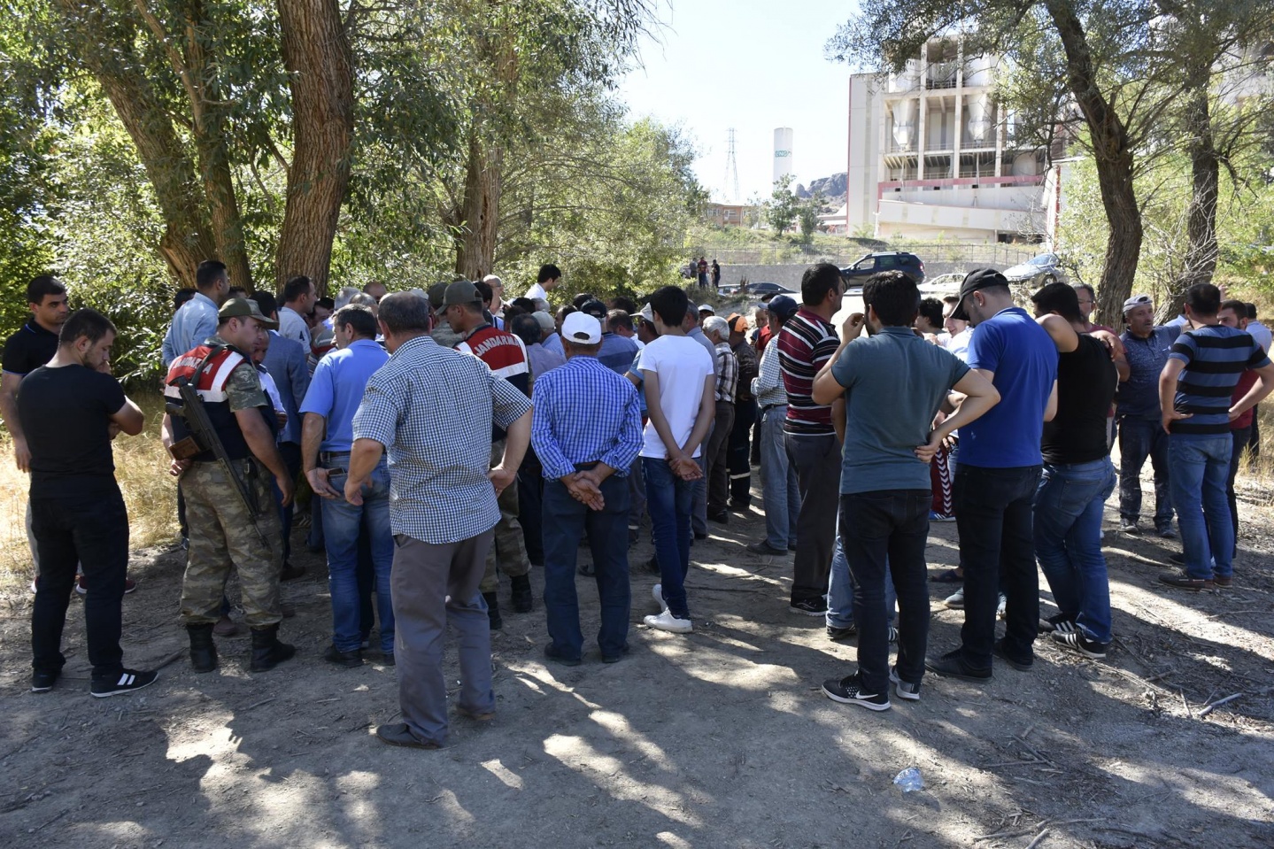 Gümüşhane’de vatandaşlar çimento fabrikasına giriş çıkışı kapattı 12