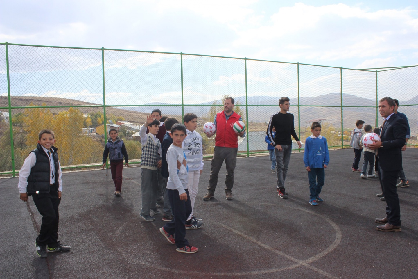 Gençlik Merkezi Çocukların yüzünde tebessüm olmaya devam ediyor 4