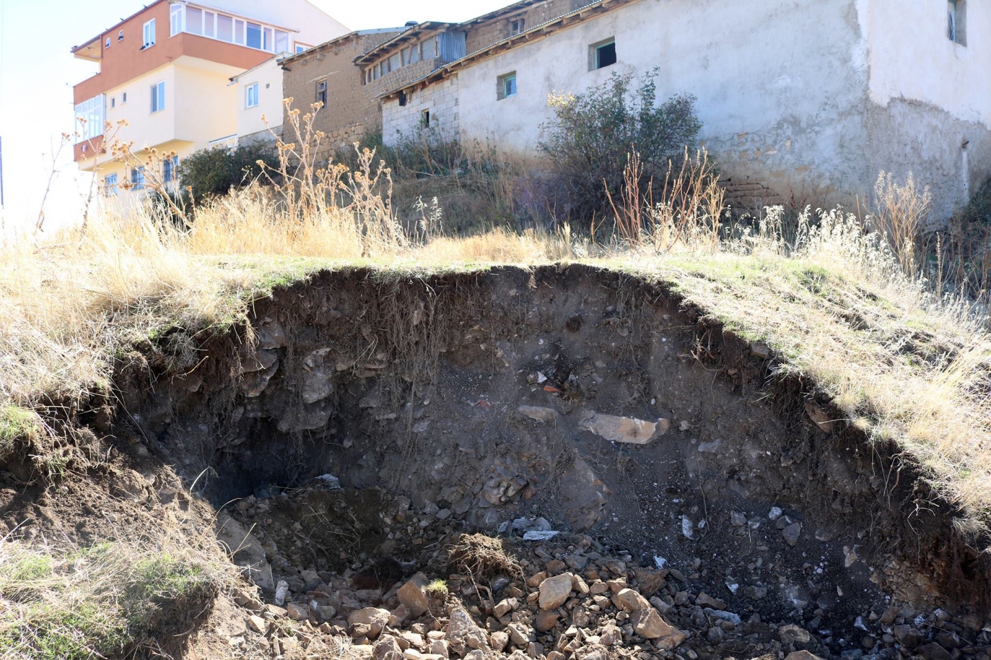Sadak’ta bin 600 yıllık lahit kapağı bulundu 2