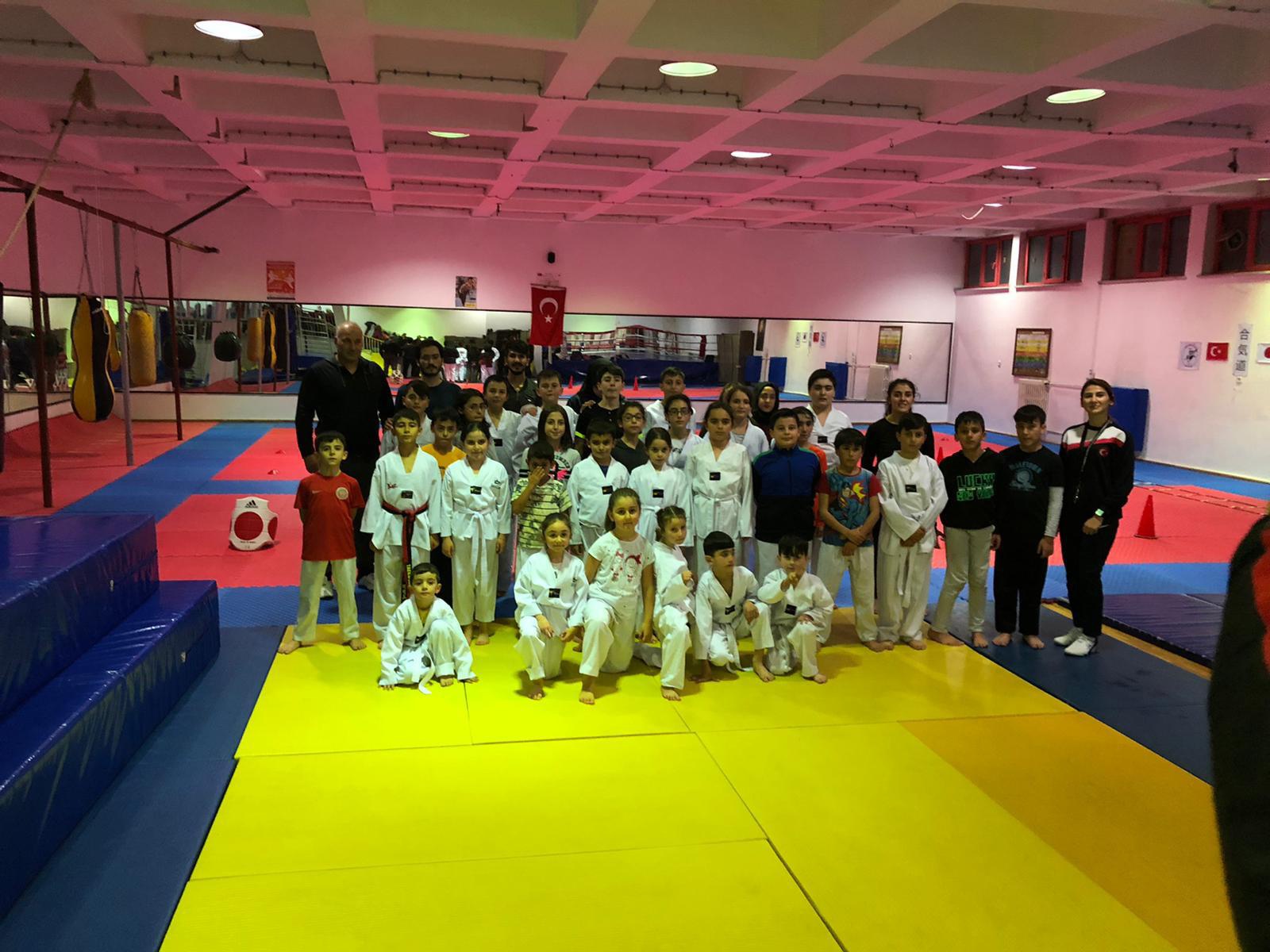 Birlik Vakfı spor yaptırırken kitap okutturuyor 4