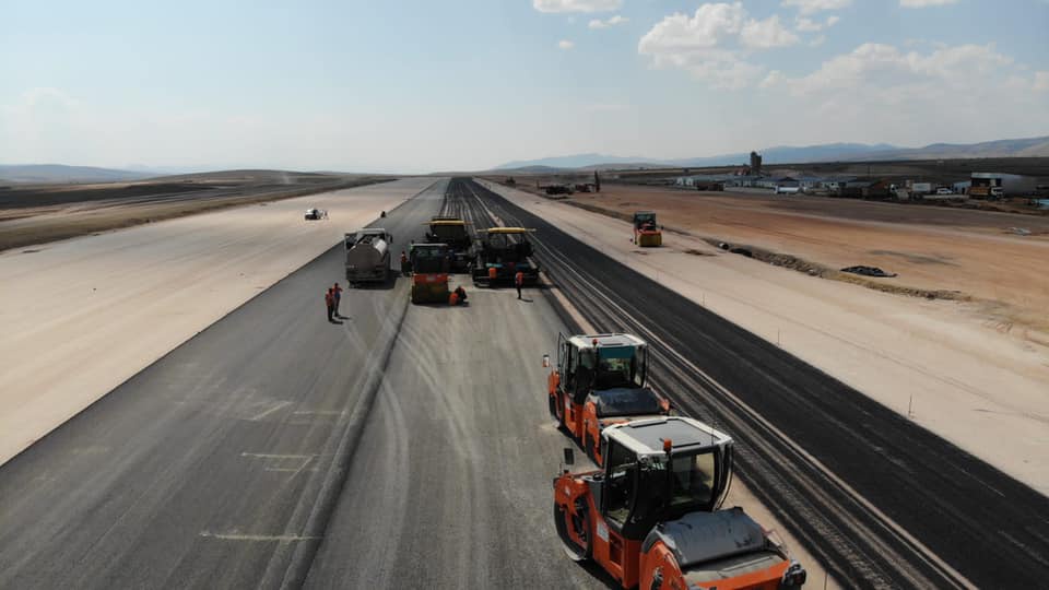 Gümüşhane-Bayburt havaalanında asfalt serimi başladı 4