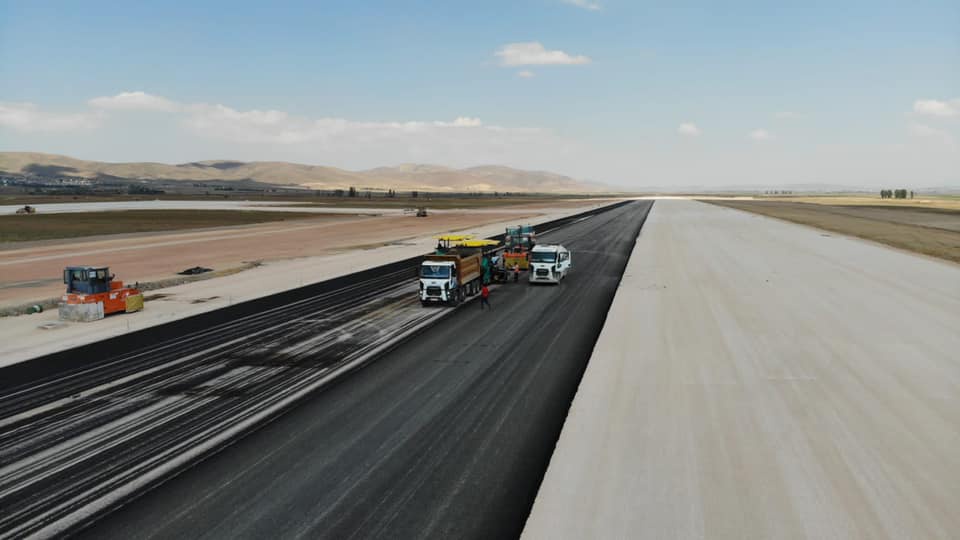 Gümüşhane-Bayburt havaalanında asfalt serimi başladı 14