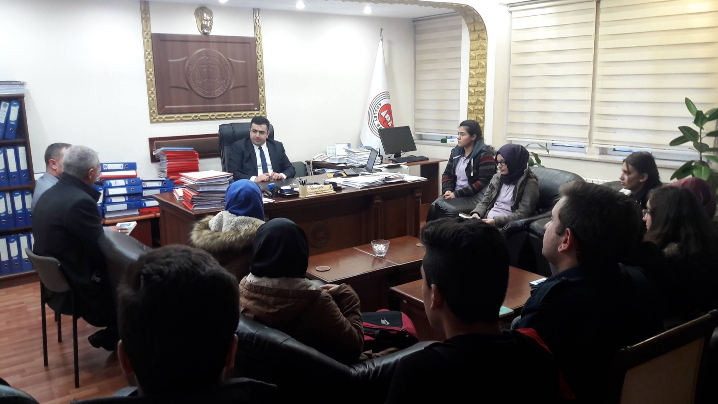 Gençler Başsavcı’nın makamında kitap kritiği yaptı 1