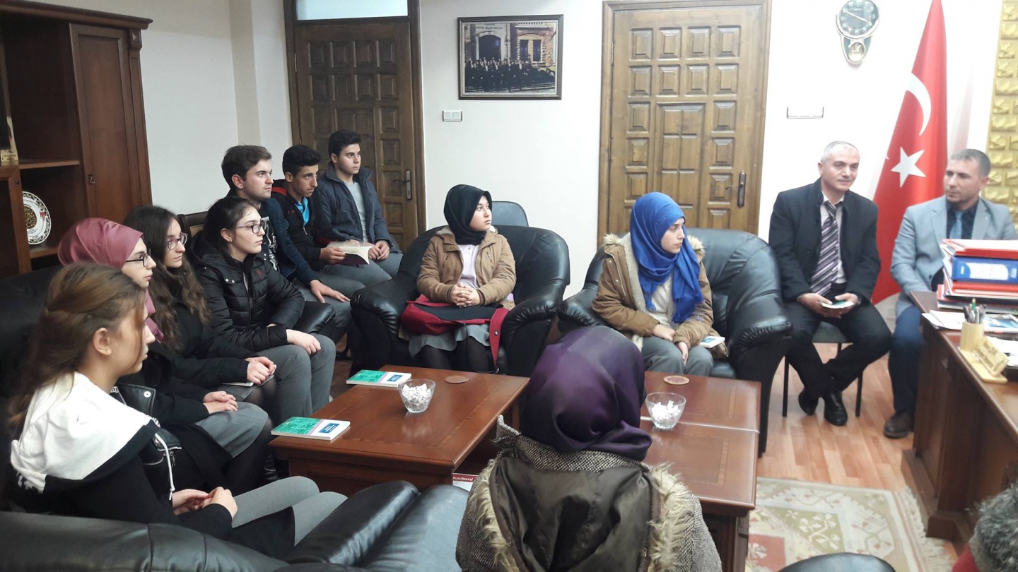 Gençler Başsavcı’nın makamında kitap kritiği yaptı 4