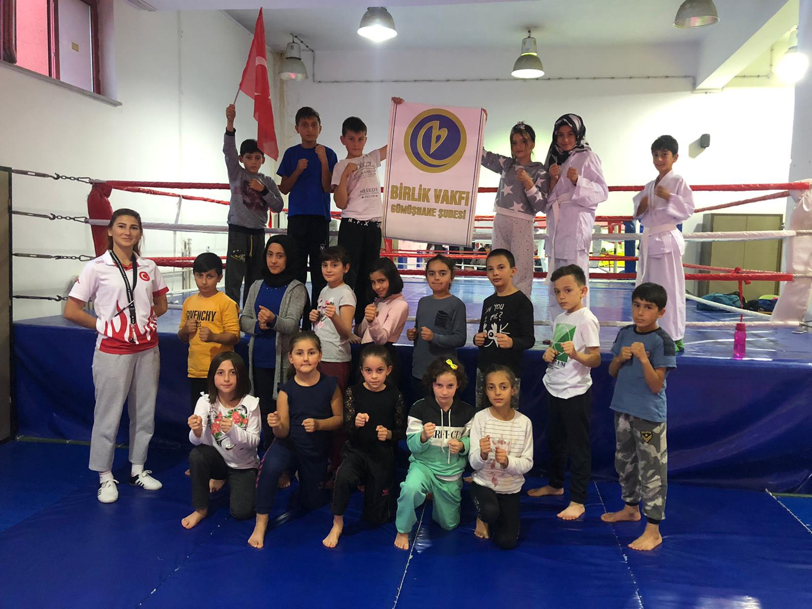 Birlik Vakfı spor yaptırırken kitap okutturuyor 7