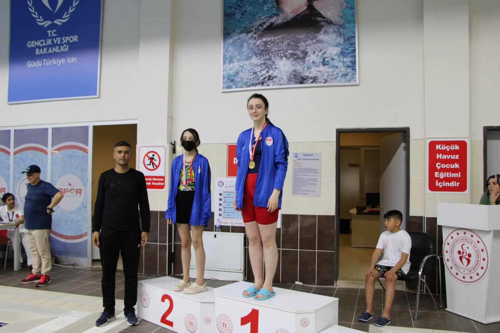 Yüzme okul yarışları yapıldı 3