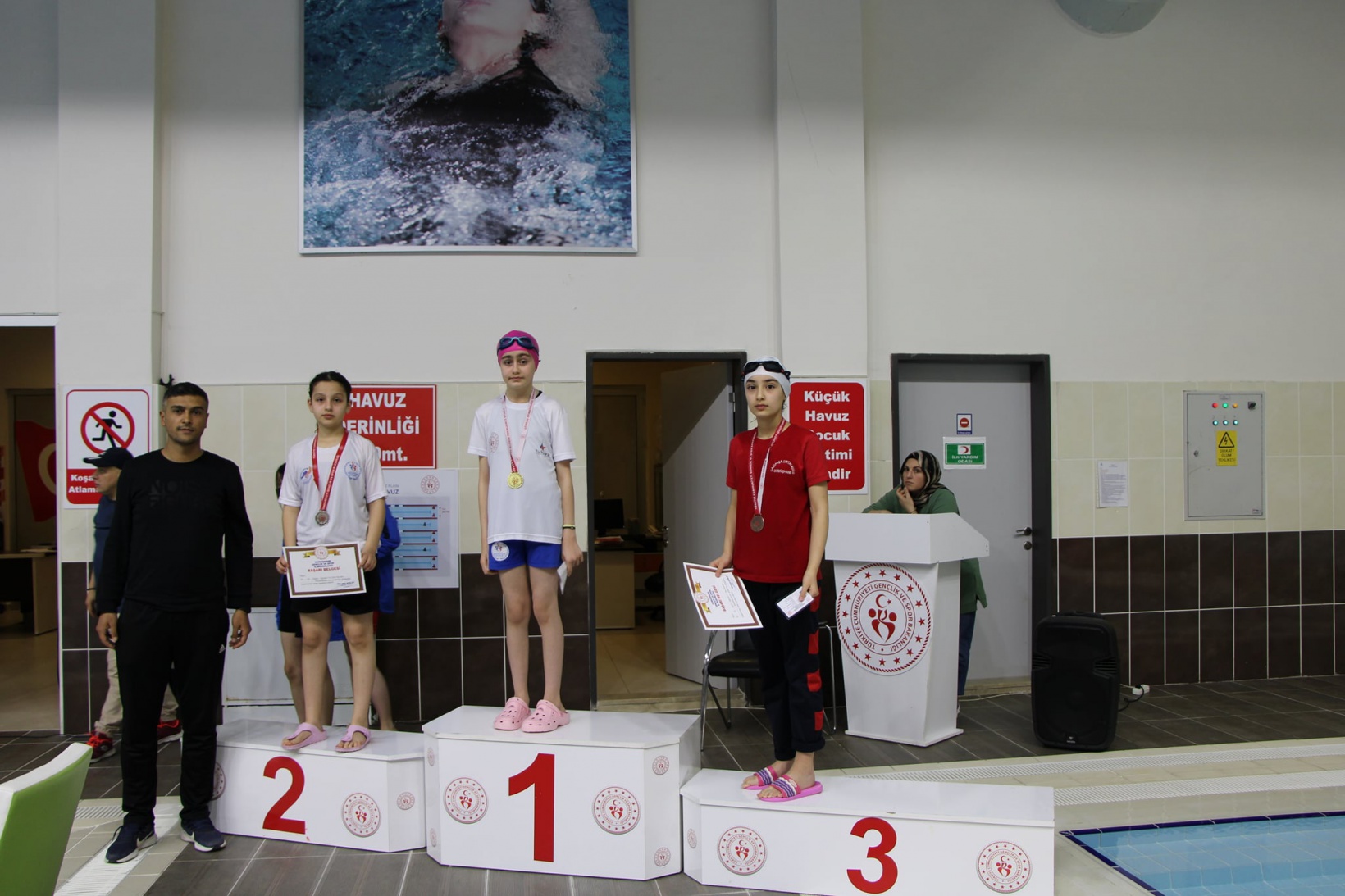 Yüzme okul yarışları yapıldı 8