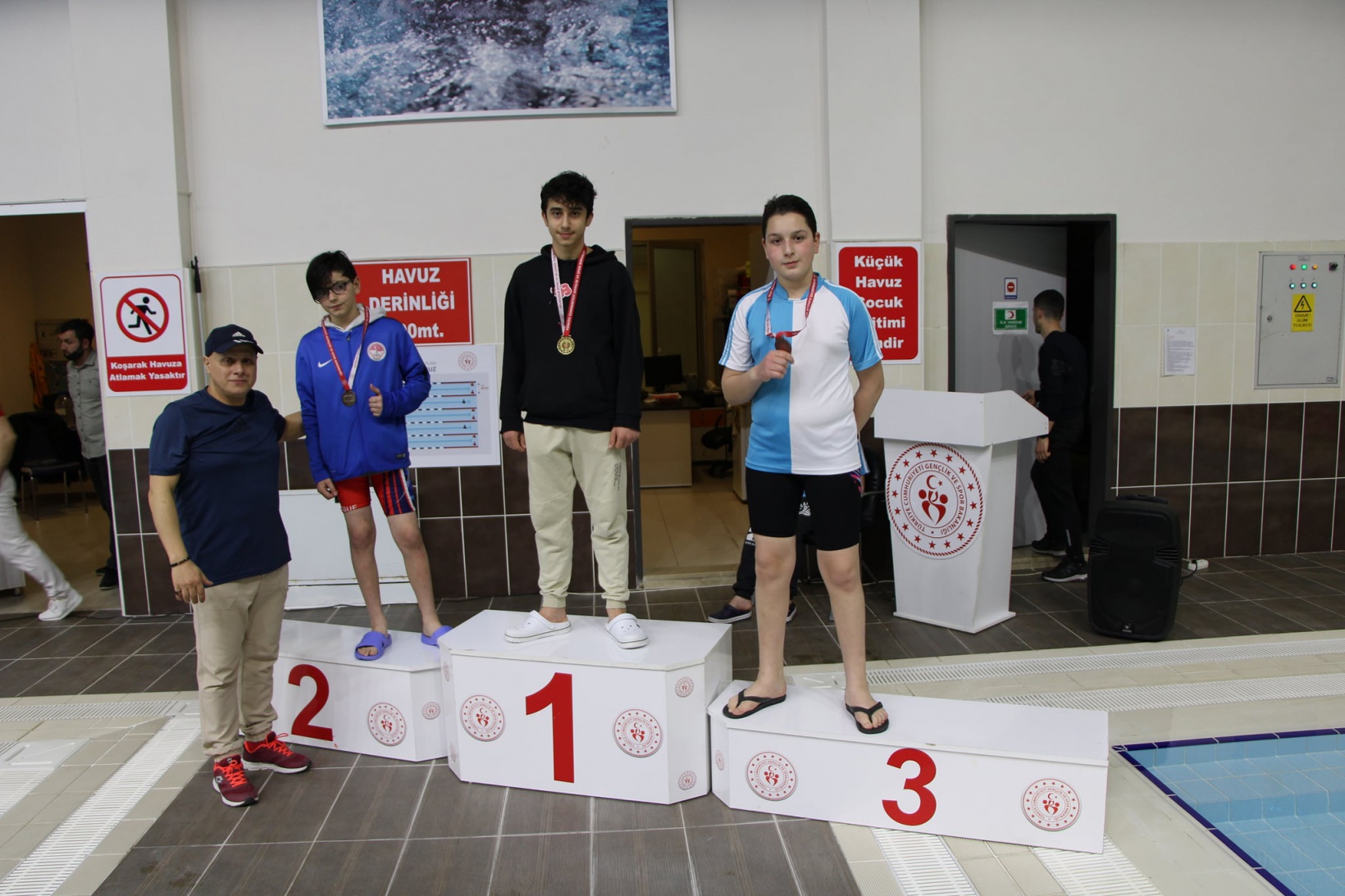 Yüzme okul yarışları yapıldı 6