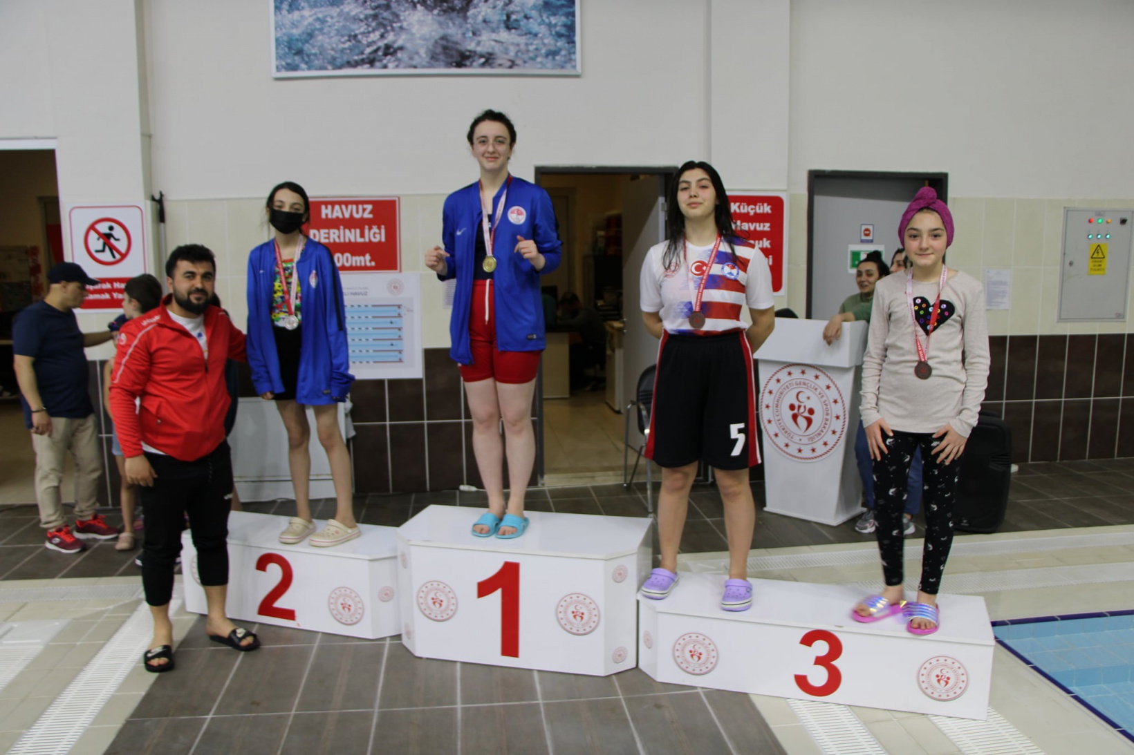 Yüzme okul yarışları yapıldı 7