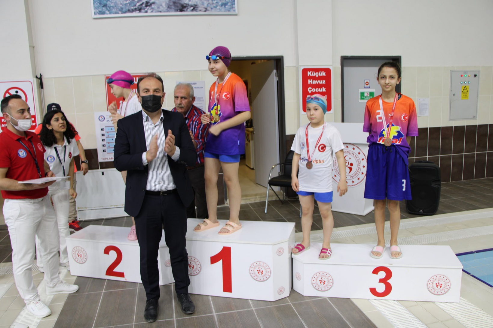 Yüzme okul yarışları yapıldı 17