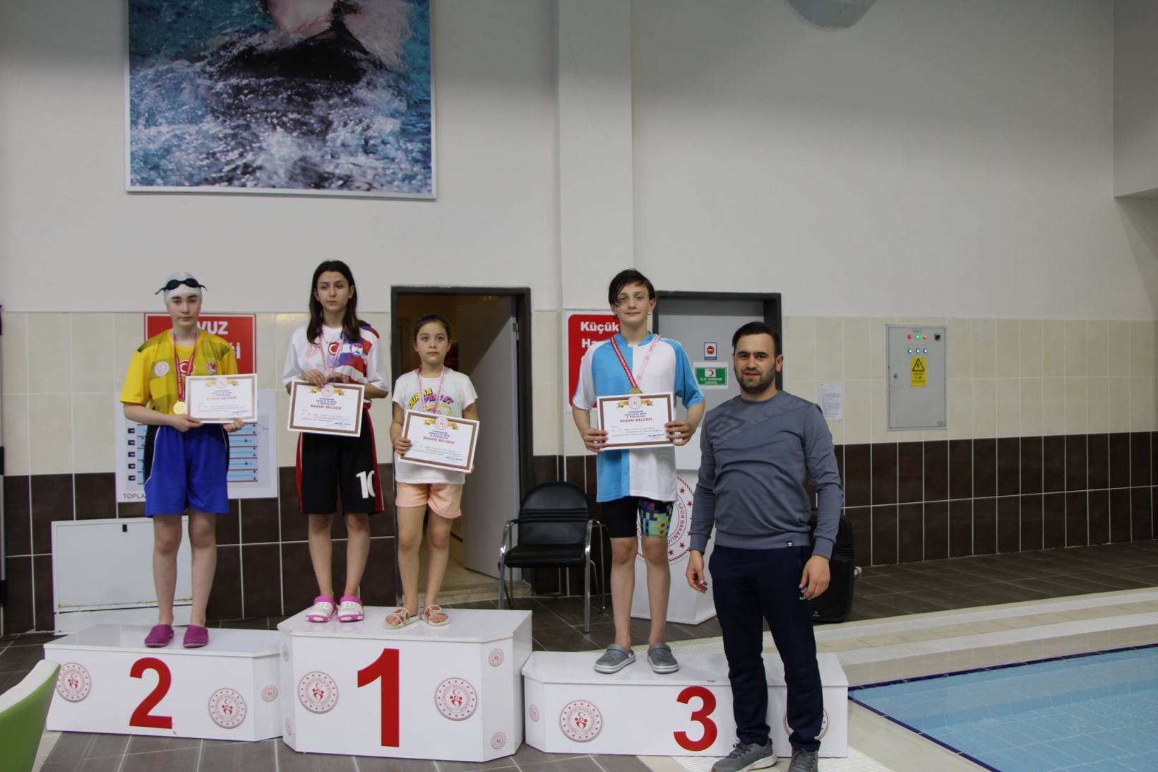 Yüzme okul yarışları yapıldı 22
