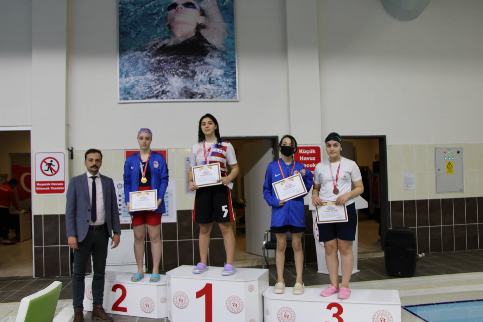 Yüzme okul yarışları yapıldı 1