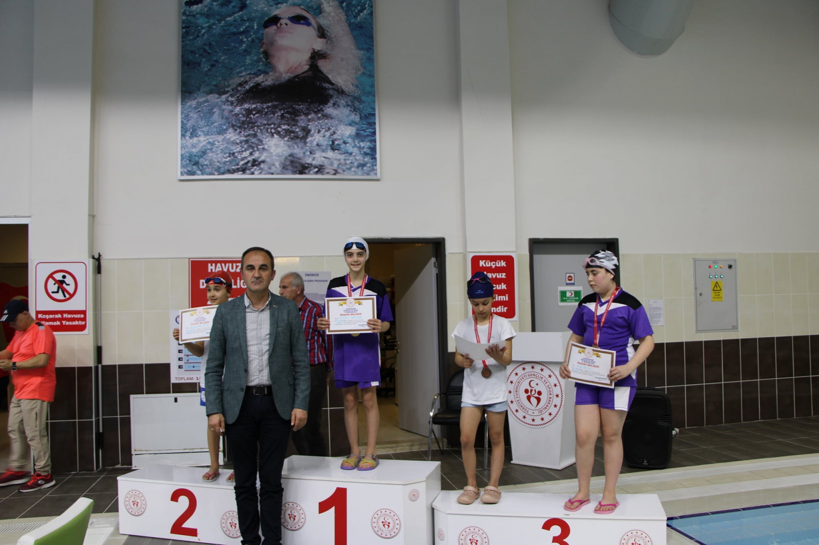 Yüzme okul yarışları yapıldı 21