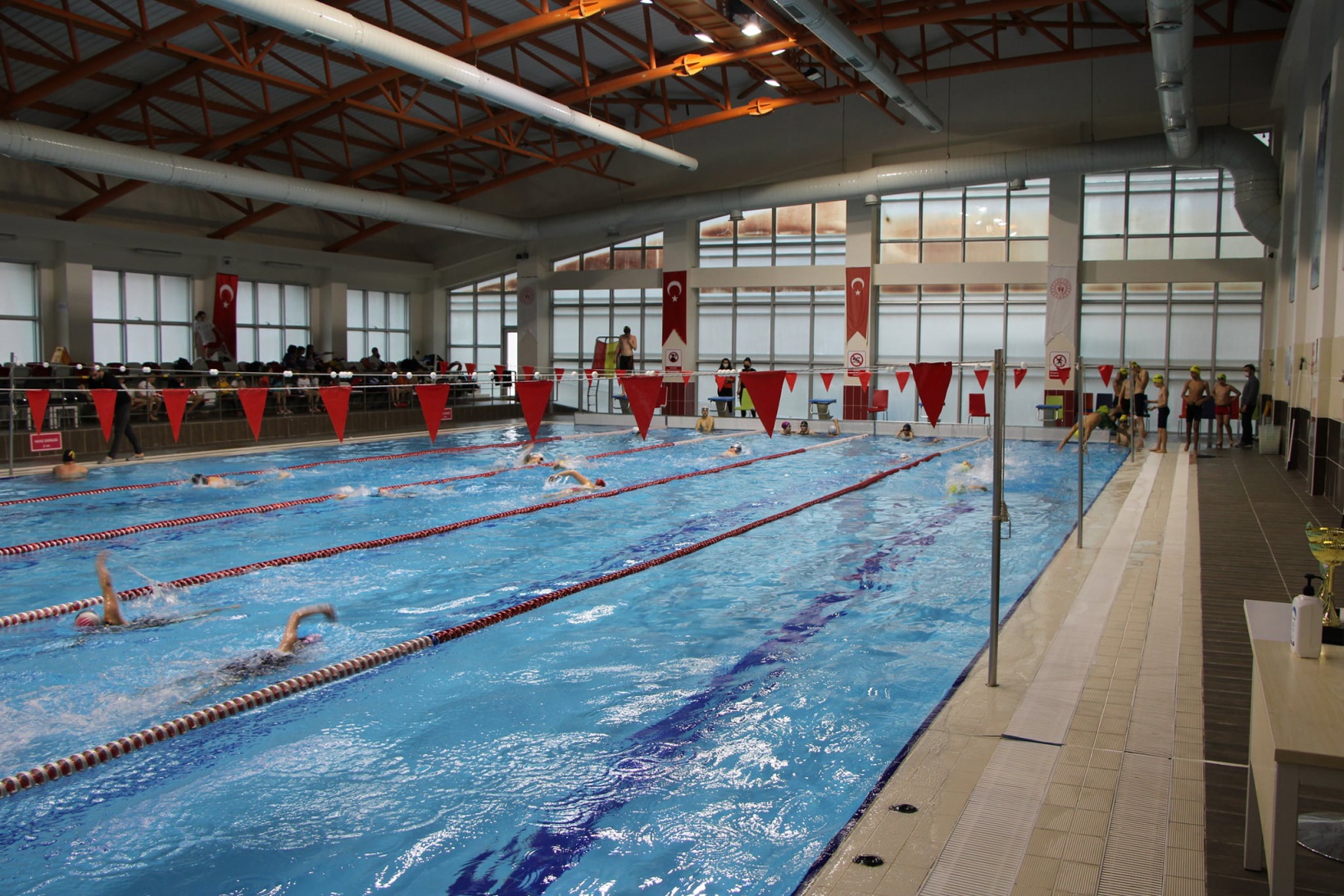 Yüzme okul yarışları yapıldı 26