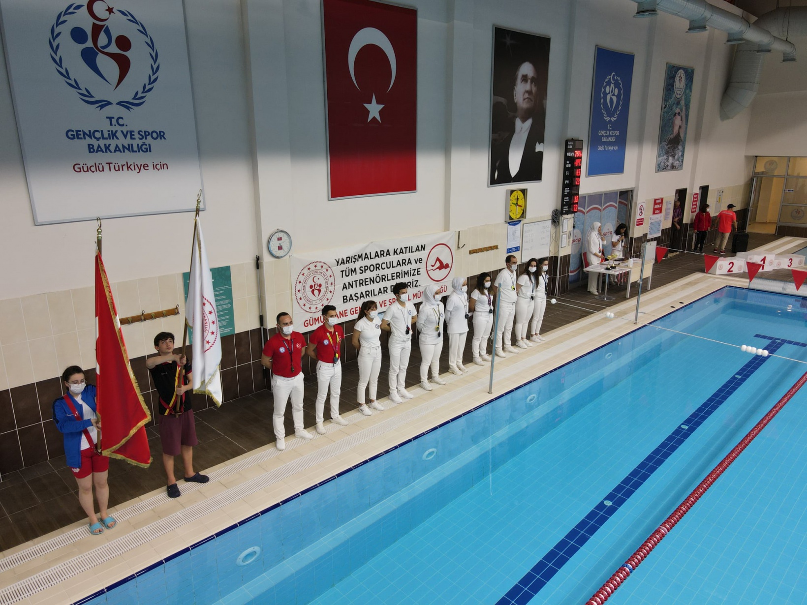 Yüzme okul yarışları yapıldı 18