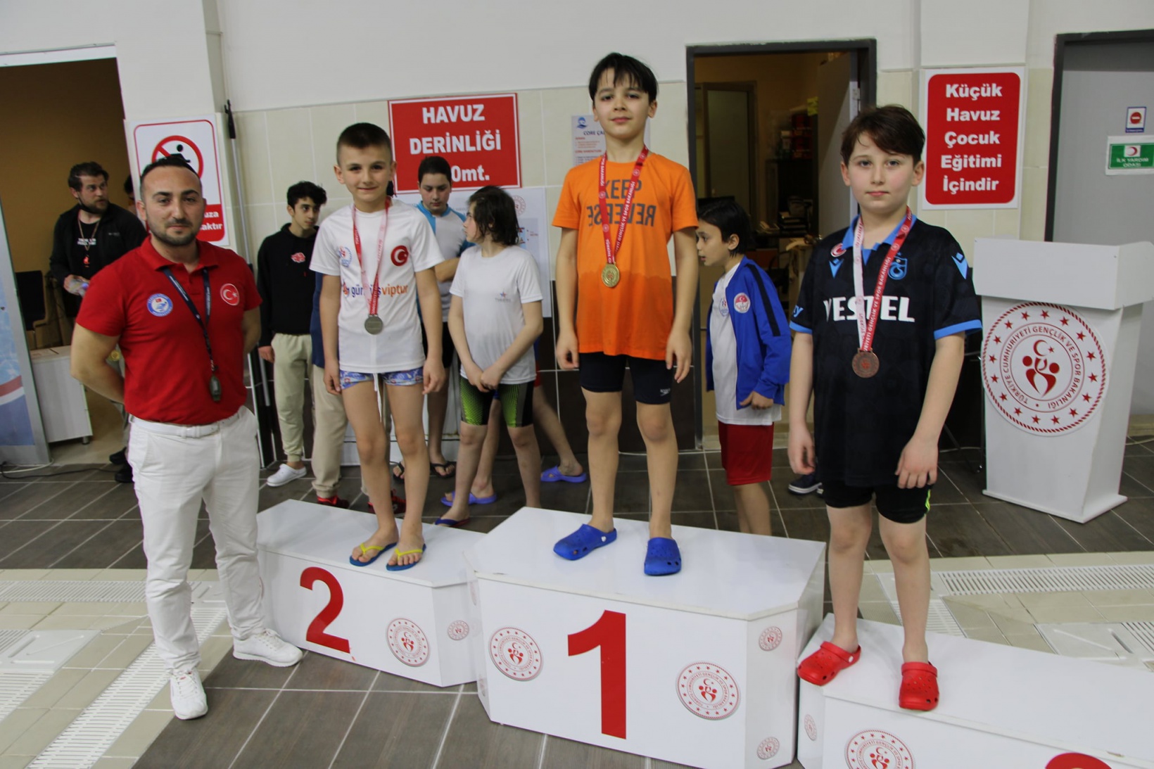 Yüzme okul yarışları yapıldı 16