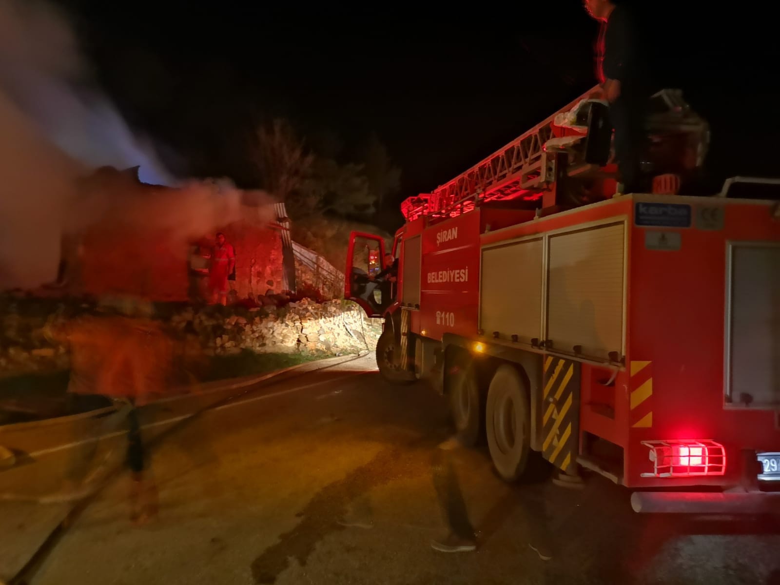 Şiran'da gece yarısı korkutan yangın 4